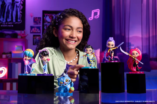 KPop Demon Hunters blind box figures featuring snack-themed cup packaging and collectible mini dolls of HUNTR/X, Saja Boys, Derpy, and Sussie.