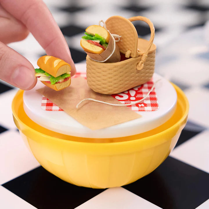 MGA Miniverse Make It Mini Diner Series 4 blind ball collectible Canada picnic and bread set