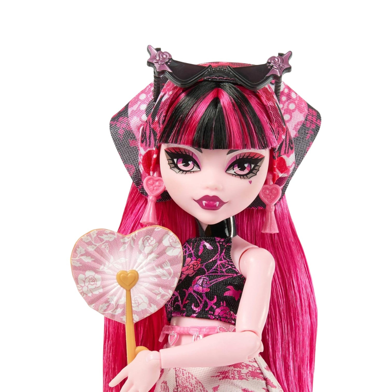Monster High Skulltimate Secrets Gore-Geous Oasis Draculaura doll, wearing a headpiece and holding a fan on a white background
